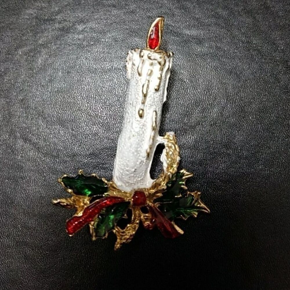 Gold tone Christmas candle pin